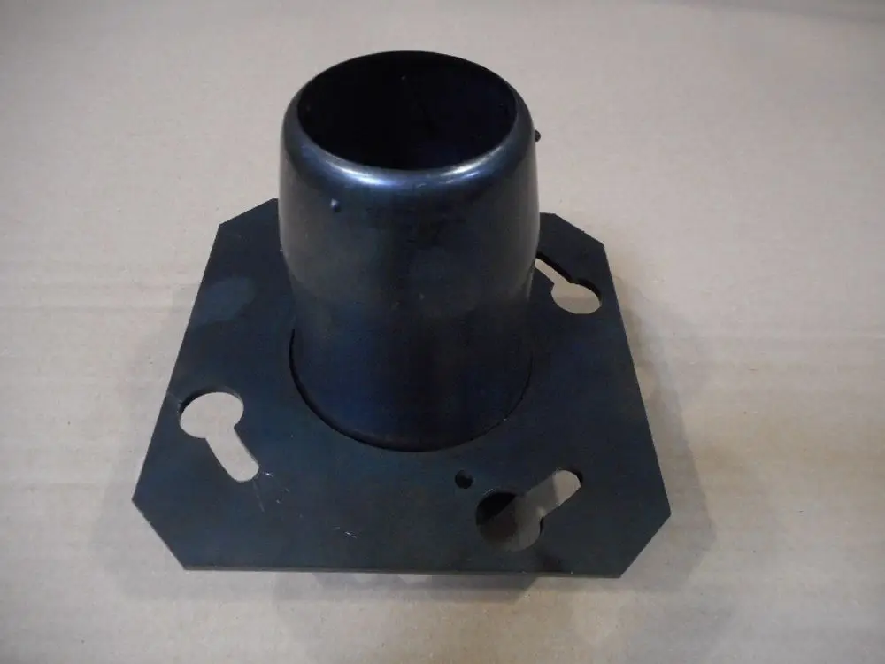 Schwarzes Metallteil mit hohem zylindrischen Ansatz und flachem Grundrahmen. Es hat mehrere Bohrungen zur Befestigung. Wird als Zubehör von Remeha verwendet.